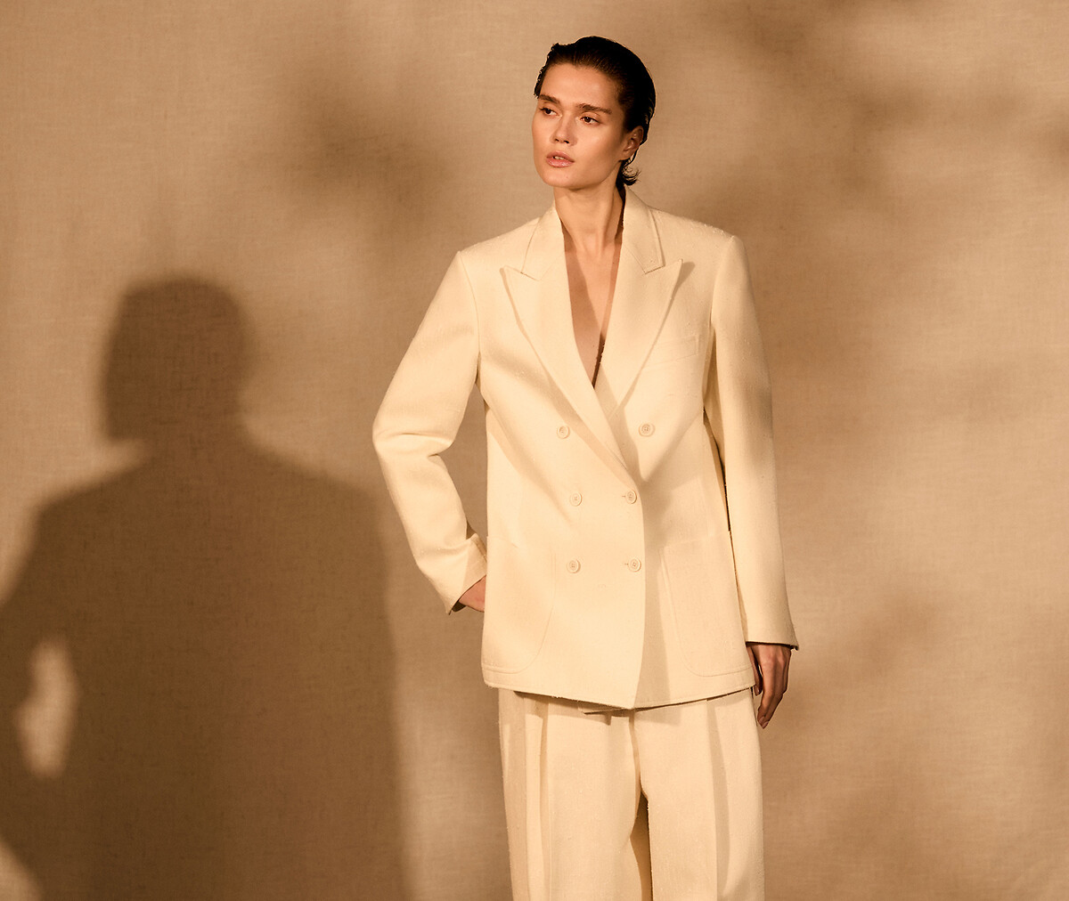 The trouser suit: when fluidity meets structure
